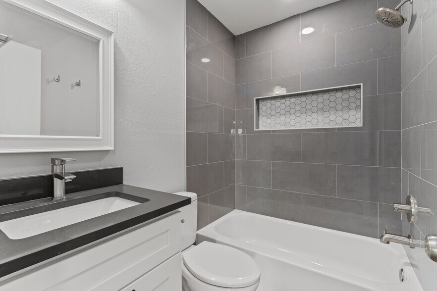 Hall bathroom - 602 Peterson St