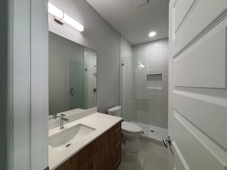 Building Photo - 2709 Woodpecker Rd