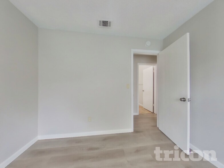 Building Photo - 9411 Aizenberg Cir