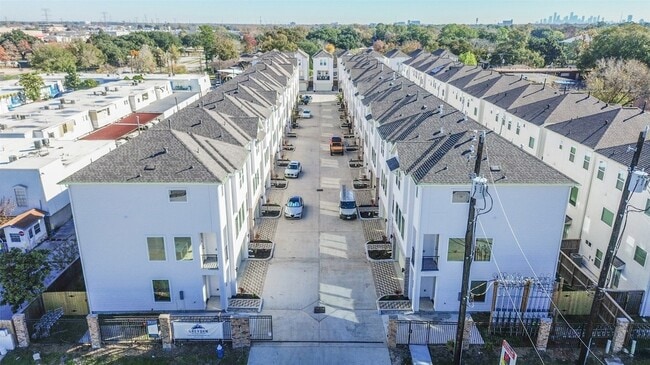 Building Photo - 8315 Brecha Ln