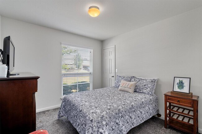 Building Photo - 300 Camellia Dr