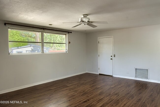 Building Photo - 1370 Labelle St