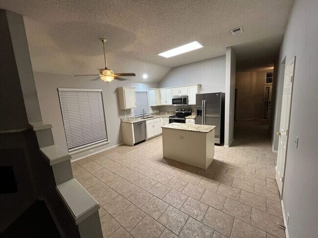 Building Photo - Bright & Inviting Home with Walk-In Closet...