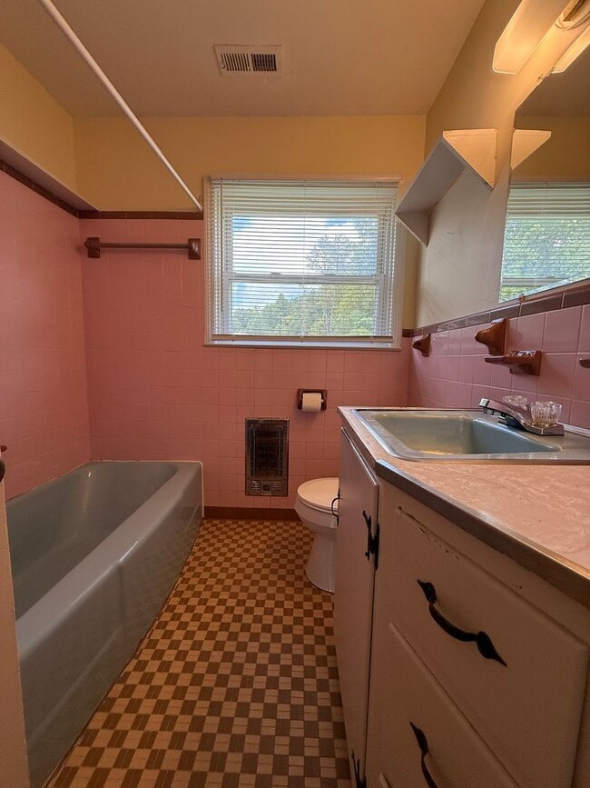 Building Photo - 3 Bedroom / 1.5 Bath Brick Home Kingsport TN