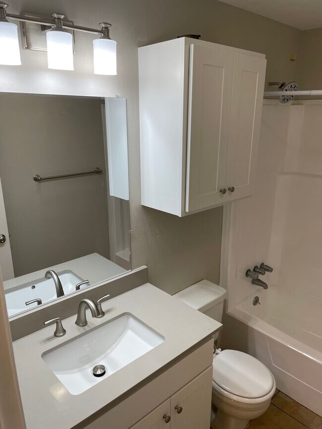 Building Photo - 809 San Saba Dr