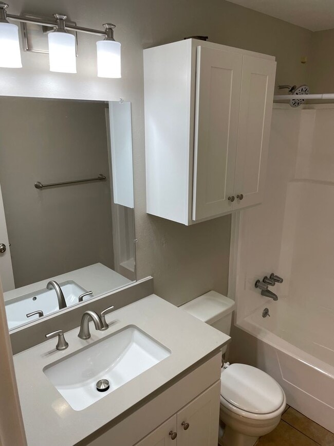 Building Photo - 825SS