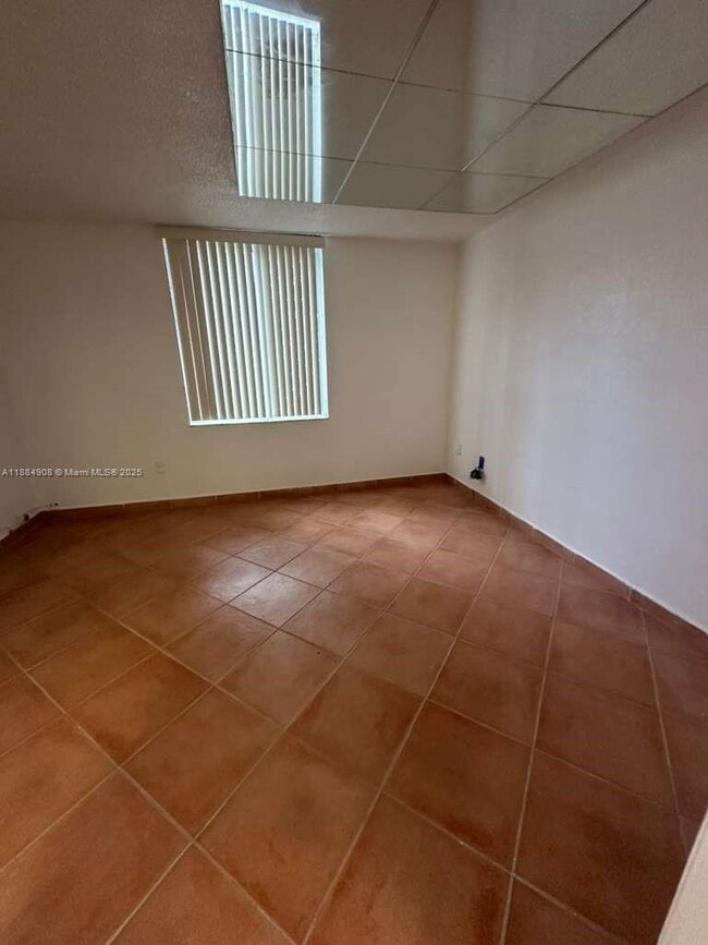 Building Photo - 10000 NW 80th Ct