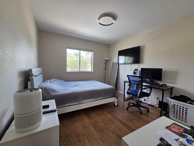 Building Photo - 3018 N Evergreen Cir
