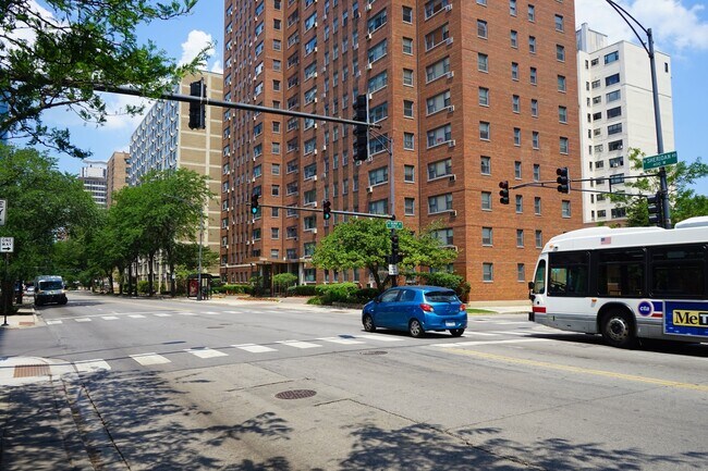 Building Photo - 2909 N Sheridan Rd