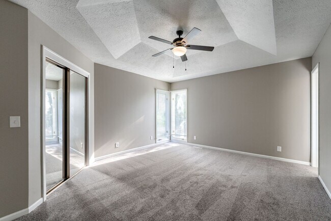 Building Photo - Fresh Updates & Prime Location Near Zorinsky!!