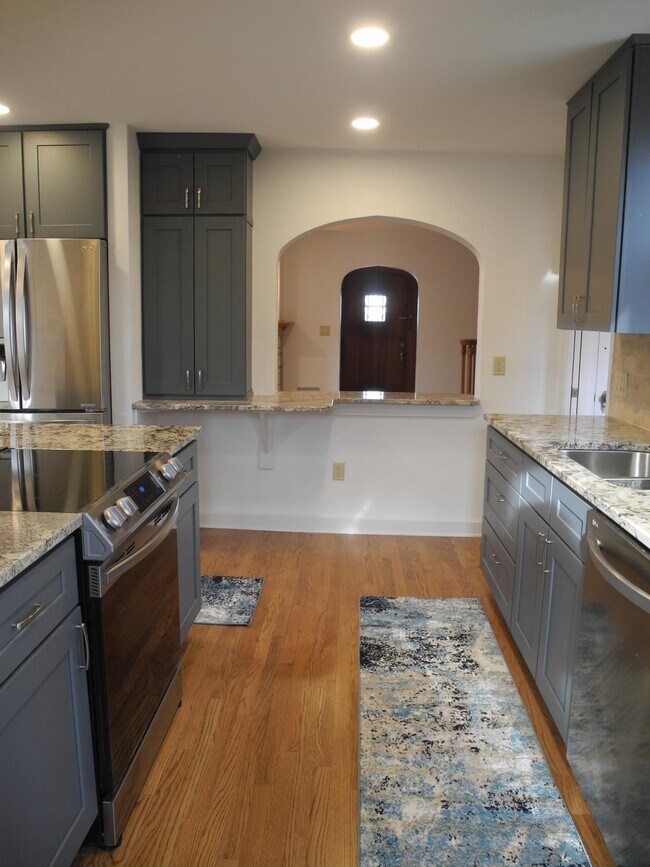 Kitchen - 946 W Shore Dr