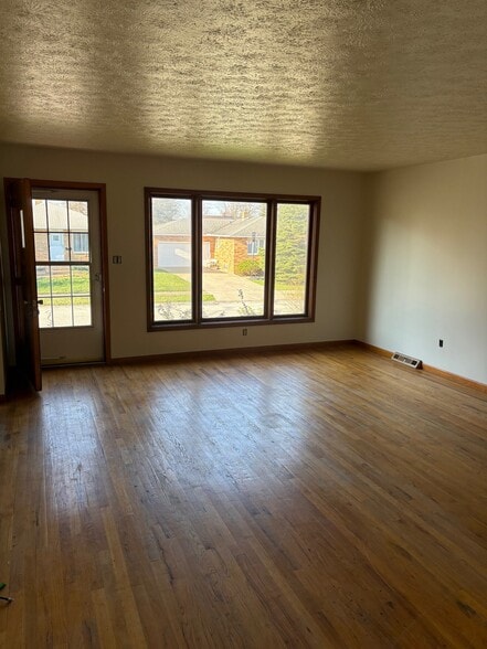 Building Photo - 2921 Woodlawn Dr