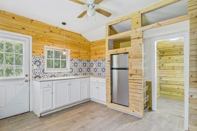 Building Photo - Charming Ranch Home with Bonus Studio & Ou...