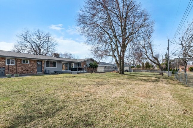 Building Photo - 16615 Walcliff Dr