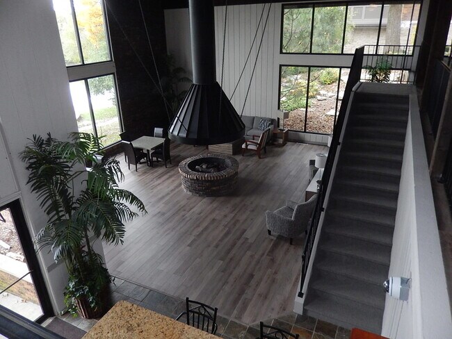 Building Photo - 120 Lakeview Dr