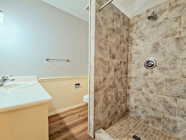 Building Photo - 4 Bedroom Home Near LCU with HUGE Bonus Room