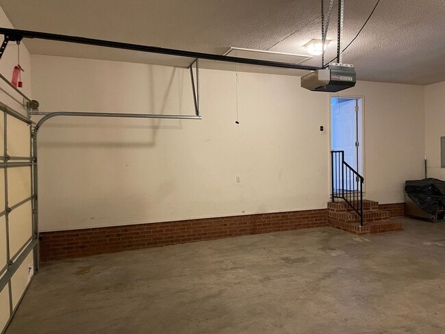 Building Photo - 3-4 Bed with 2 full baths and 2 car garage...