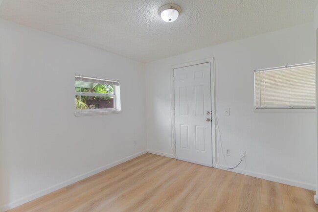 Building Photo - 4943 SE Flounder Ave