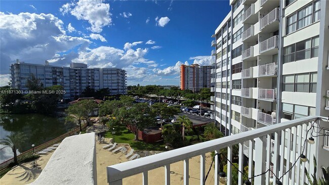 Building Photo - 1300 NE Miami Gardens Dr