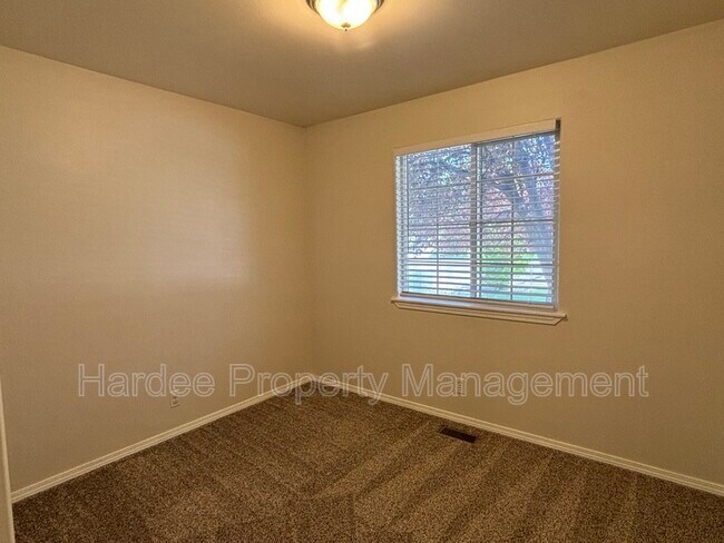 Building Photo - 2411 W Baystone Dr
