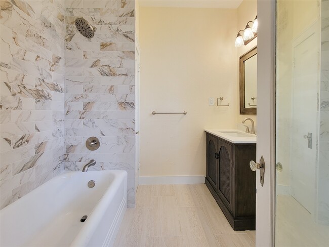 Building Photo - 1502 S Market St