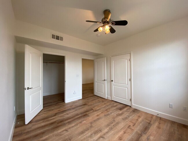 Building Photo - Beautiful Phoenician Apartments - 2 Bed, 2...