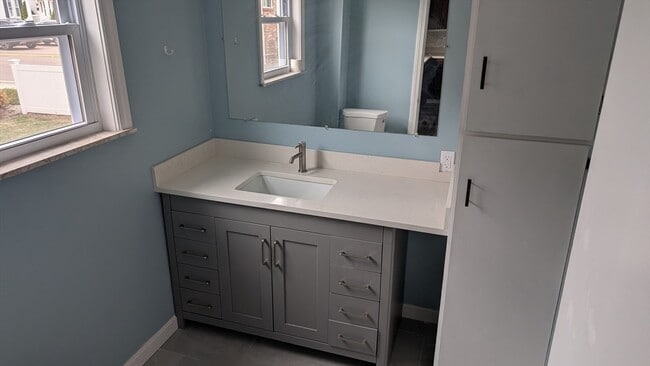 Building Photo - 716 Main St