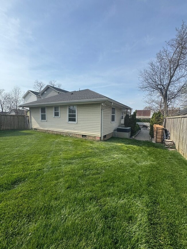 Building Photo - 3 bed, 2.5 bath home with spacious layout and oversized den/bonus room. Features include a fully ...