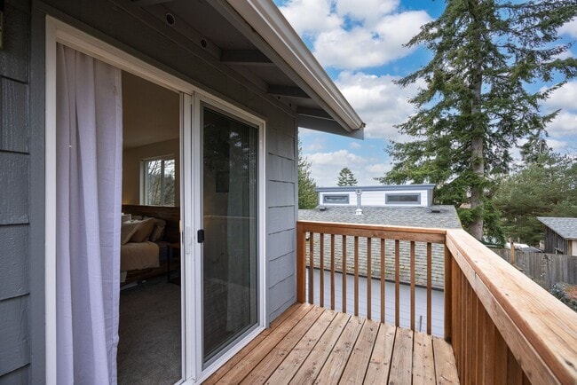 Building Photo - Stylish, Spacious & Steps from WWU and Fai...