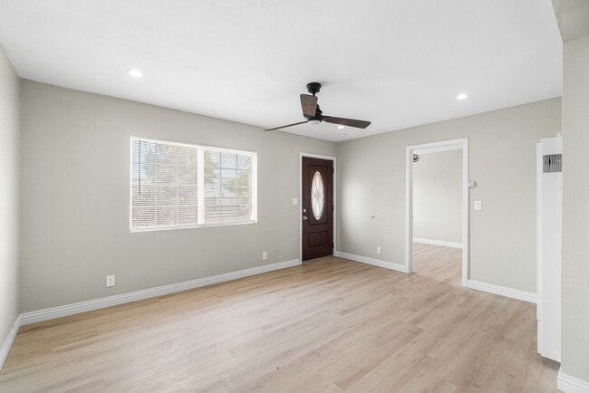 Building Photo - RECENTLY REMODELED, BRIGHT & AIRY 3BR2BA HOUSE ON SPACIOUS CORNER LOT W/ LARGE WRAP AROUND YARD &...