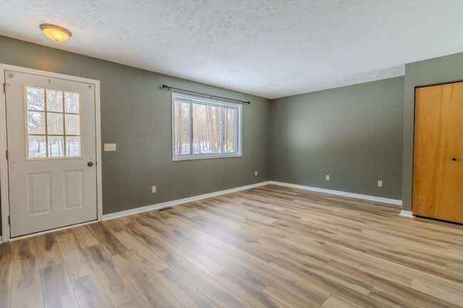 Building Photo - Woodsy Retreat in Lake Ann