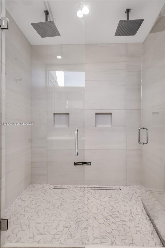 Building Photo - 285 W Mashta Dr