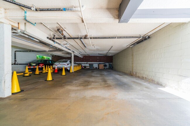 Building Photo - Cozy Condo in Manhattan Beach!