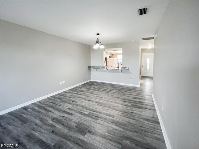 Building Photo - 4530 SW 10th Ave