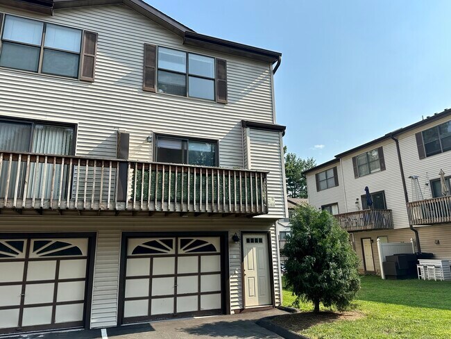 Building Photo - 15 Crest St