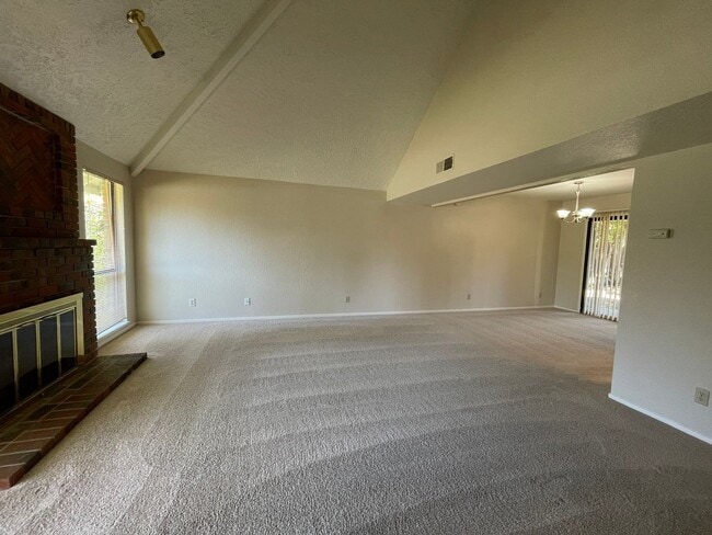 Building Photo - Spacious & Bright 3-Bedroom, 2 and 1/2 Bat...