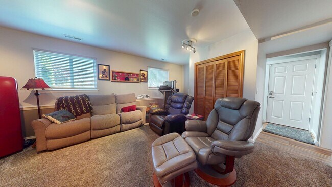 Building Photo - VIEW HOME FOR RENT!