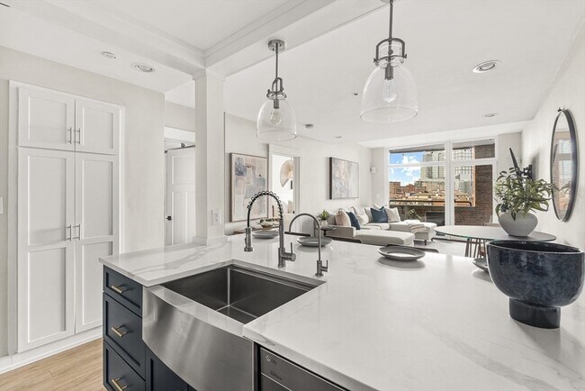 Building Photo - 300 Commercial St