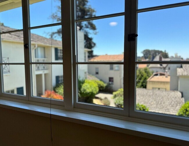 Building Photo - This is a Berkeley Lifestyle. | 3BR | 1.5BA | 1,450 SF | Just Steps from Campus