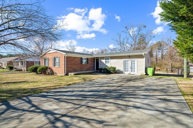 Building Photo - Stylish, Newly-Renovated Home in Raleigh with Great Location!