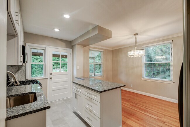 Building Photo - 8451 Water Oak Rd