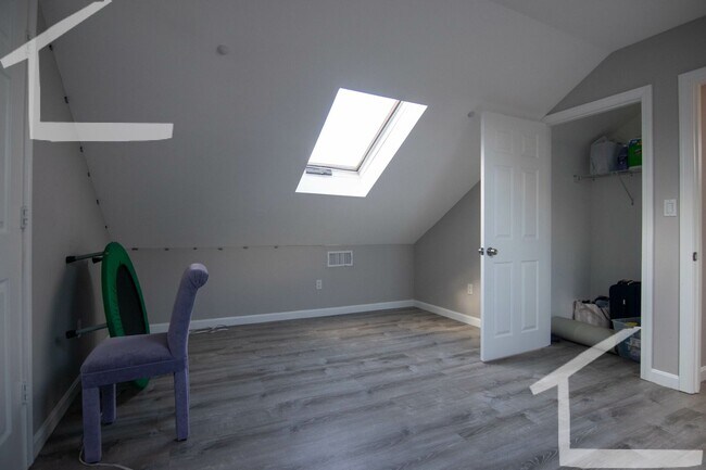 Building Photo - 9/1 Large two-level 5BR/2BA near MBTA, BU & more