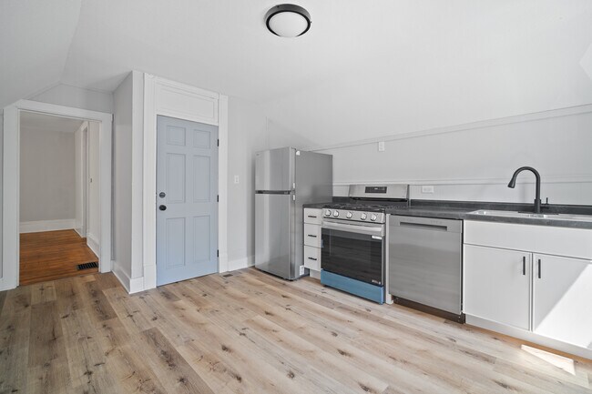 Building Photo - 1101 N Oak St