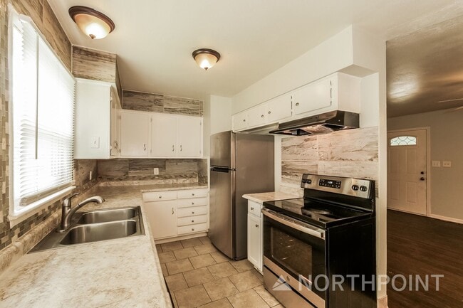 Building Photo - 3 BR/1.5BA | Newly Renovated Single Family Home | 1-Car Covered Parking | Gated backyard