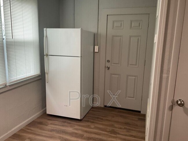 Building Photo - 304 E Park St