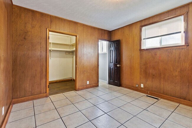 Building Photo - 400 Tedmon Dr