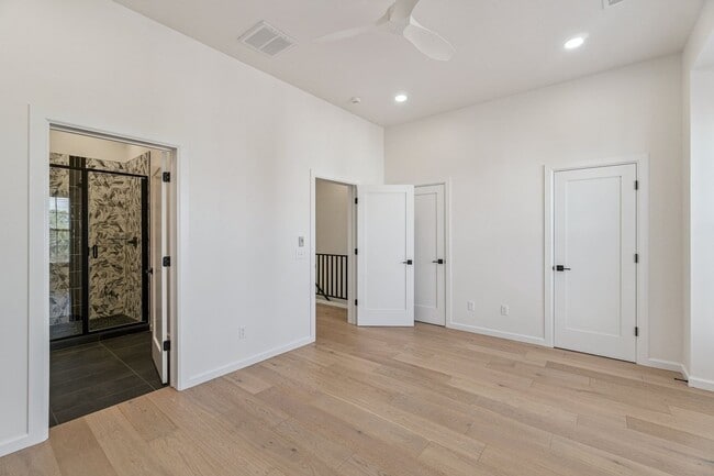 Building Photo - Townhome 2 bed 2.5 Bath "The White Workroom" in The Heart of Selah