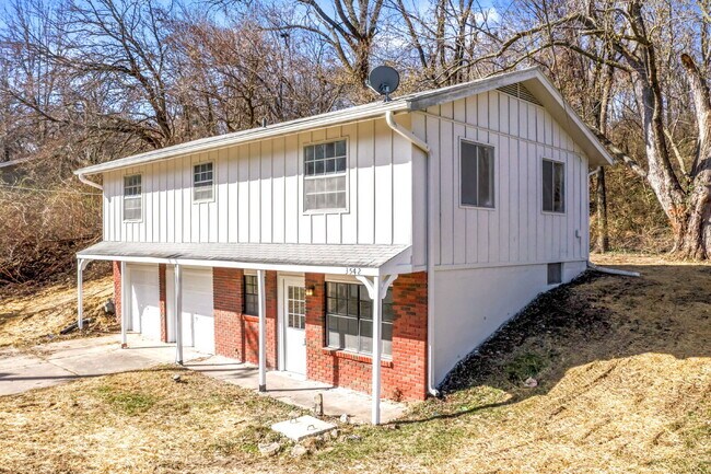 Building Photo - Beautifully Renovated 3 Bedroom Home in KCK Available Now!  1st Month's Rent is FREE!
