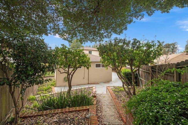 Building Photo - 18500 Crest Ave