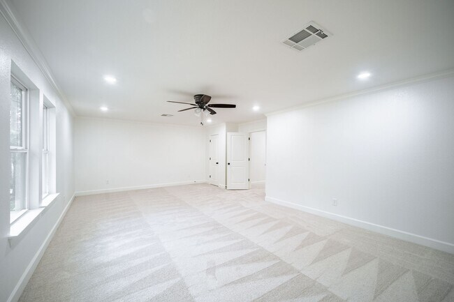 Building Photo - 10038 Westview Dr